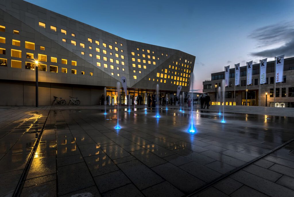 Außenansicht der beleuchteten kING in der Abenddämmerung