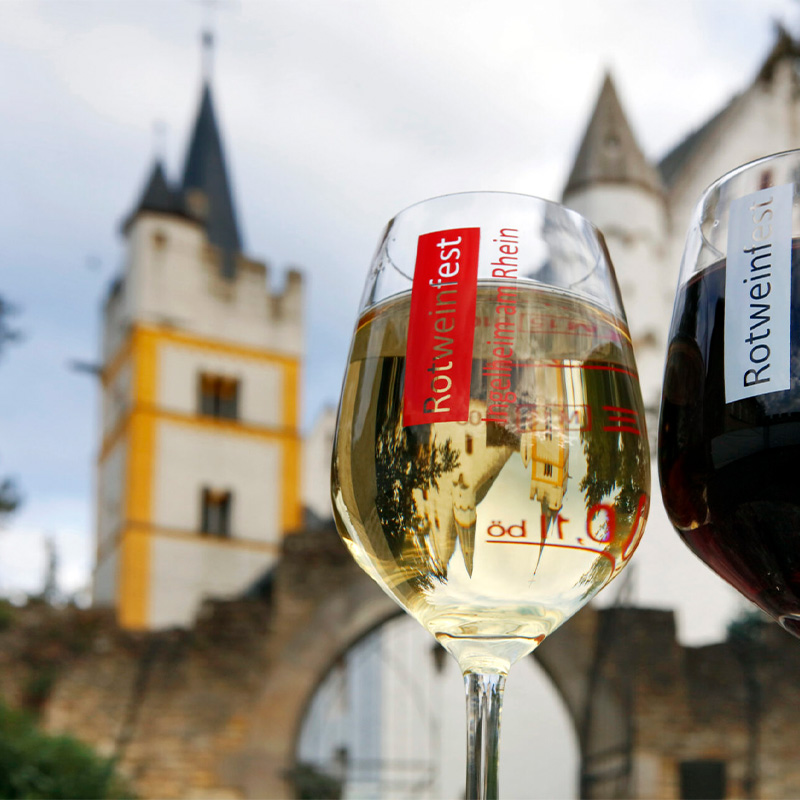 2 Weingläser vor der Burgkirche