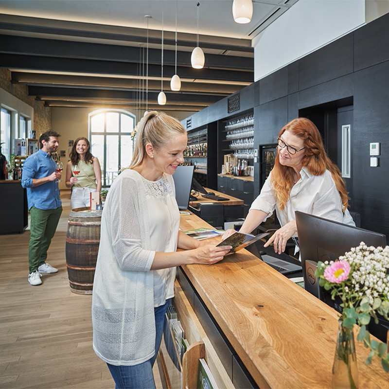 Beratungssituation in der Tourist-Information
